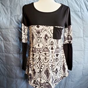 ¤ ***3/$20***Black and White Geometric Print Top